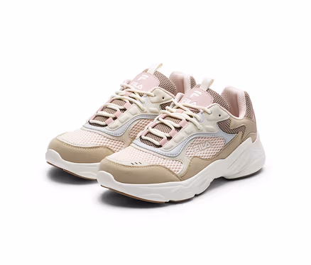 Paar hellrosa, beigefarbener und weißer Fila-Sneaker mit klobigen weißen Sohlen.