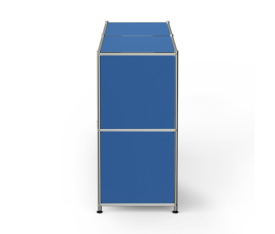 Schmaler, hoher, modularer Stauraumschrank mit zwei blauen Fächern und einem silberfarbenen Rahmen.