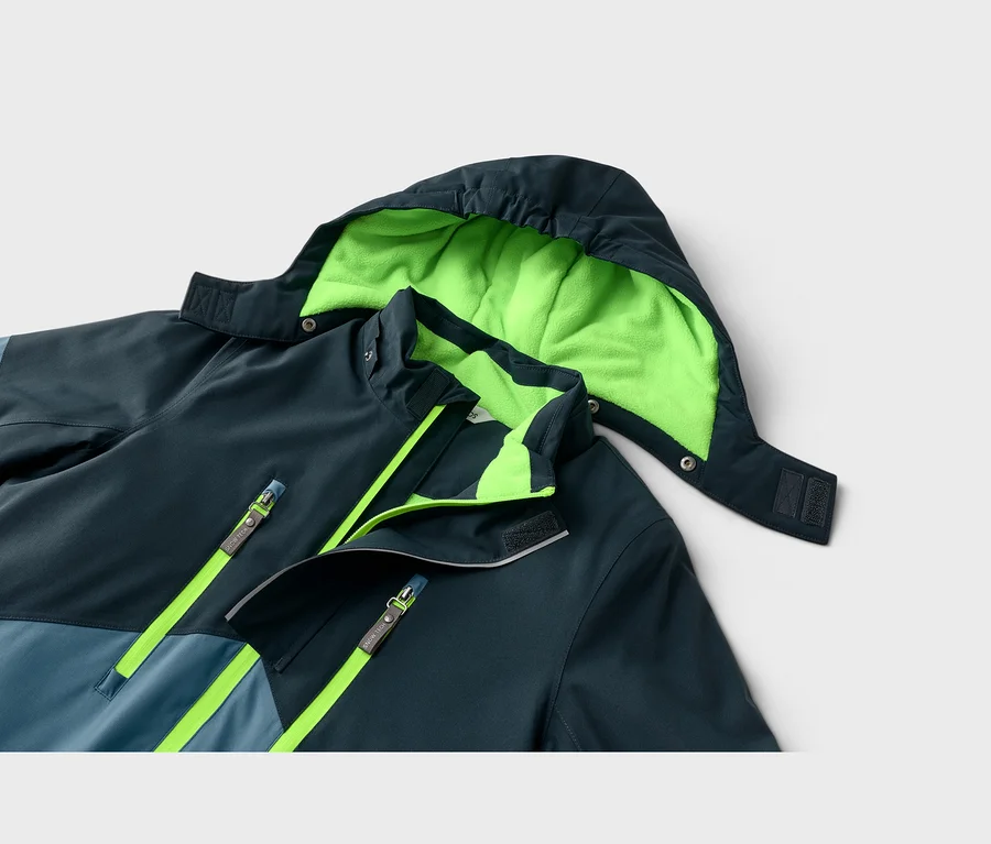 Dunkelblaue Jacke mit hellblauem Einsatz, neongrünem Kapuzenfutter und neongrünen Reißverschlüssen.