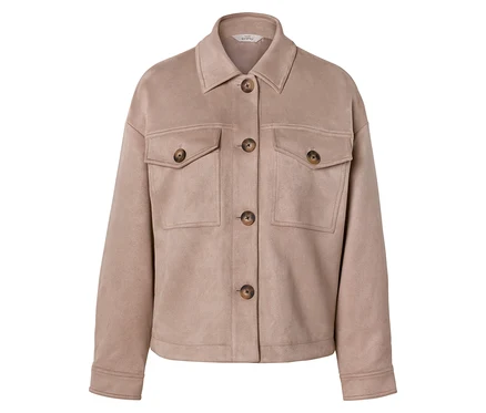 Hellbraune Wildlederimitat-Jacke mit Kragen, vier dunkelbraunen Knöpfen vorne und zwei Brusttaschen mit Klappen und dunkelbraunen Knöpfen.