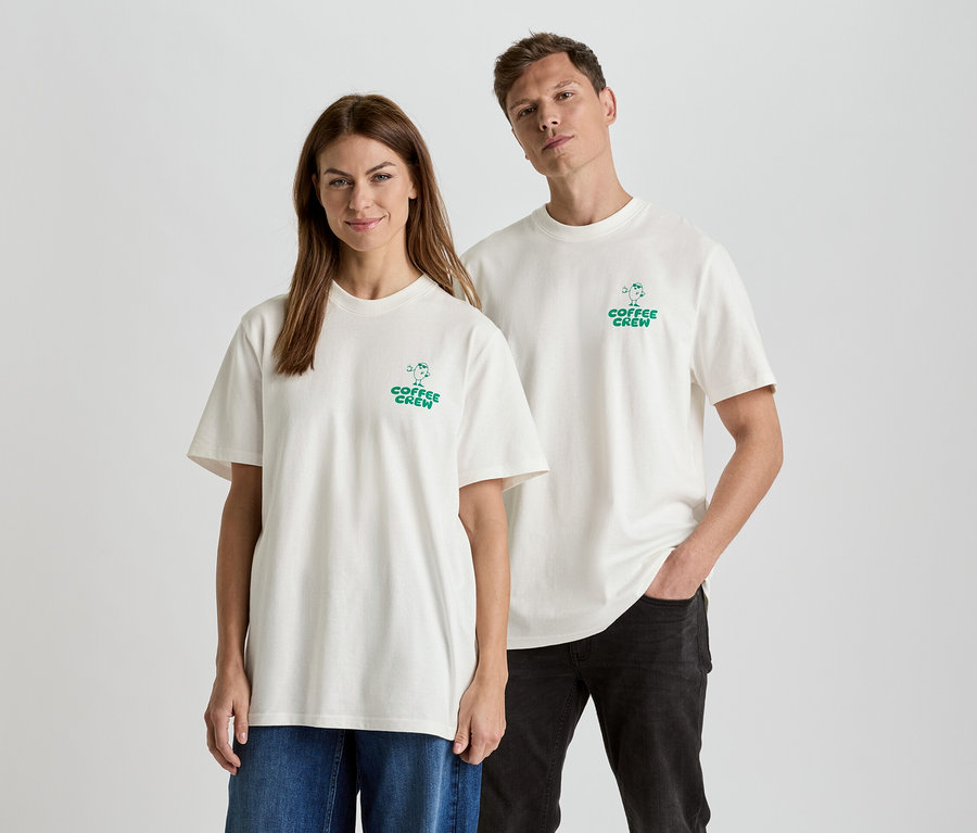Eine Frau und ein Mann stehen nebeneinander und tragen passende T-Shirts mit der Aufschrift "Coffee Crew".