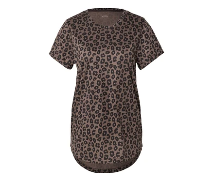 Braunes T-Shirt mit Leopardenmuster und kurzen Ärmeln, freigestellt vor weißem Hintergrund.