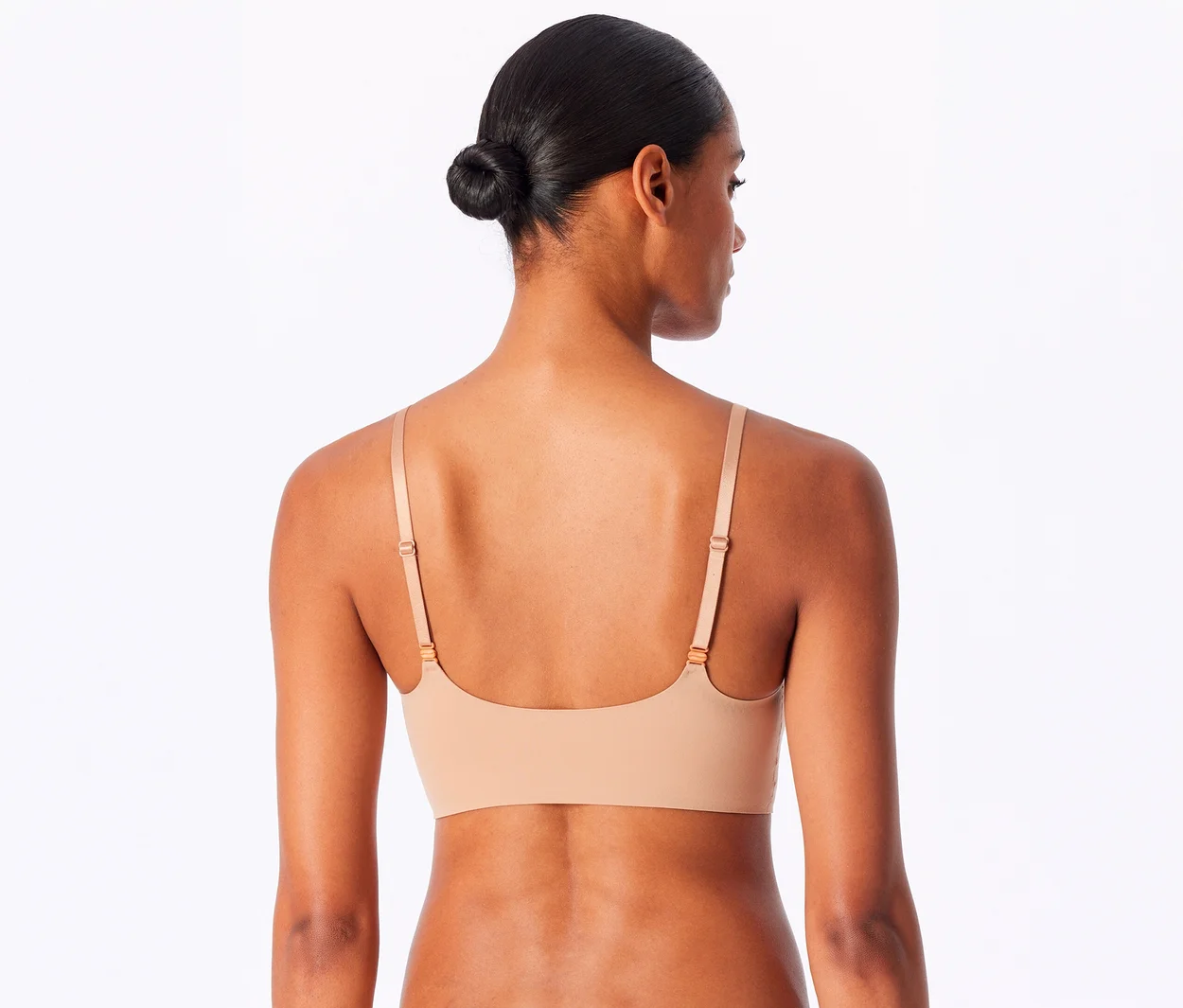 Frau von hinten, trägt ein ahornfarbenes SCHIESSER Invisible Bustier mit Pads.