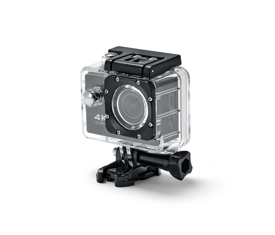 Nahaufnahme einer Action-Cam mit 4K-Auflösung in einem transparenten Gehäuse mit schwarzen Akzenten, die auf einer schwarzen Halterung befestigt ist.