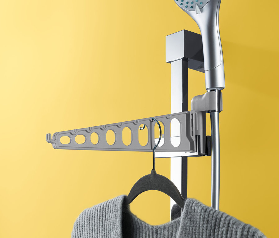 Grauer 2-in-1: Wäschetrockner und -auslüfter an einer Duschstange befestigt, an dem ein Pullover hängt.