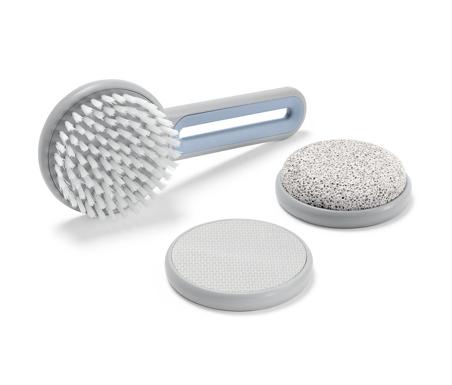 Ein Fußpflege-Set bestehend aus einer Bürste, einem Bimsstein und einer Fußfeile.