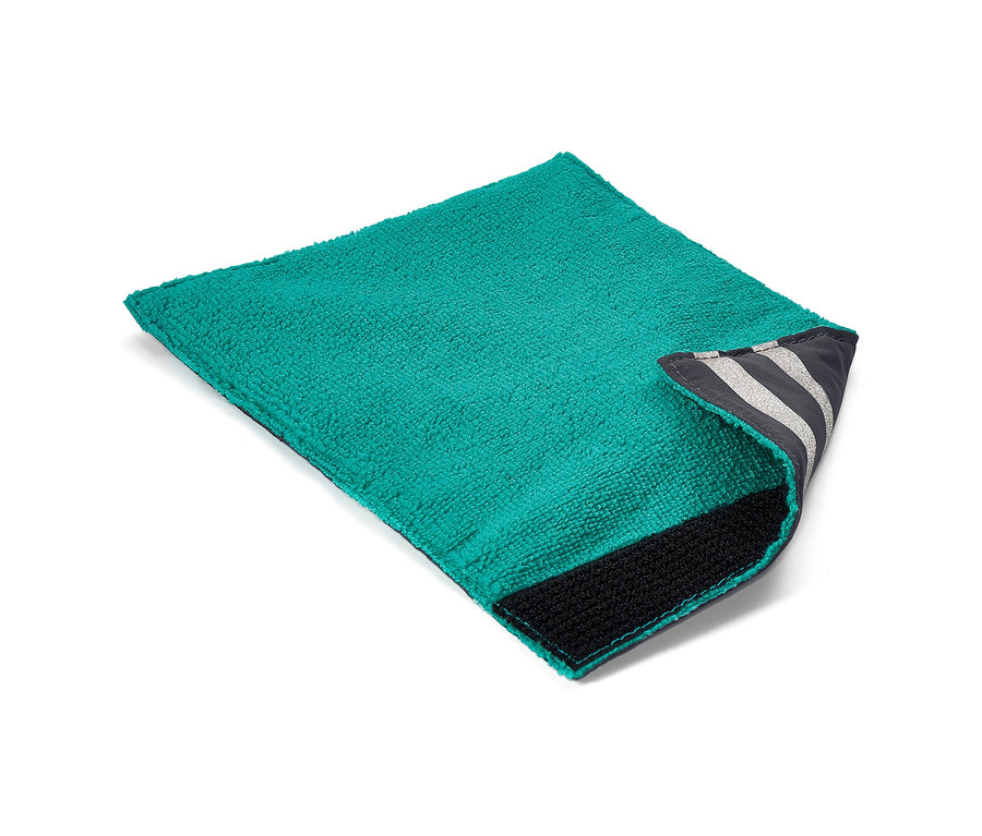 Ein grünes Fahrrad-Reinigungstuch liegt auf einem weißen Hintergrund.