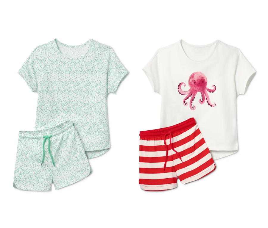 Zwei Baumwoll-Shorty-Pyjamas: Ein weißes mit grünem Blattmuster, ein weißes mit rosa Tintenfisch und rot-weiß gestreift.