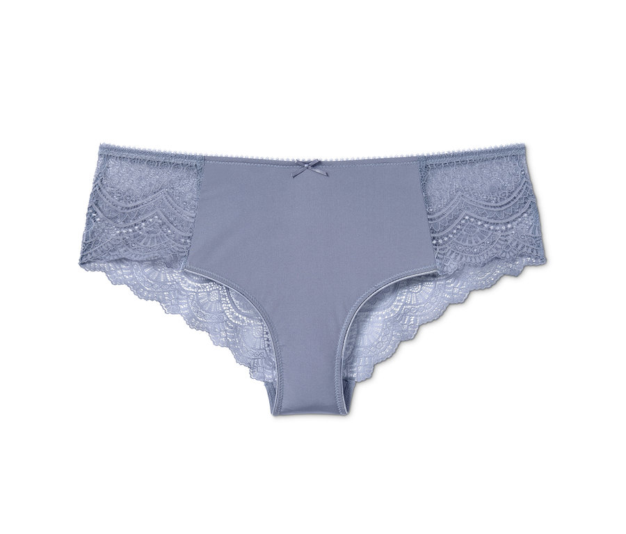 Ein fliederblauer Brazilslip mit Spitze.