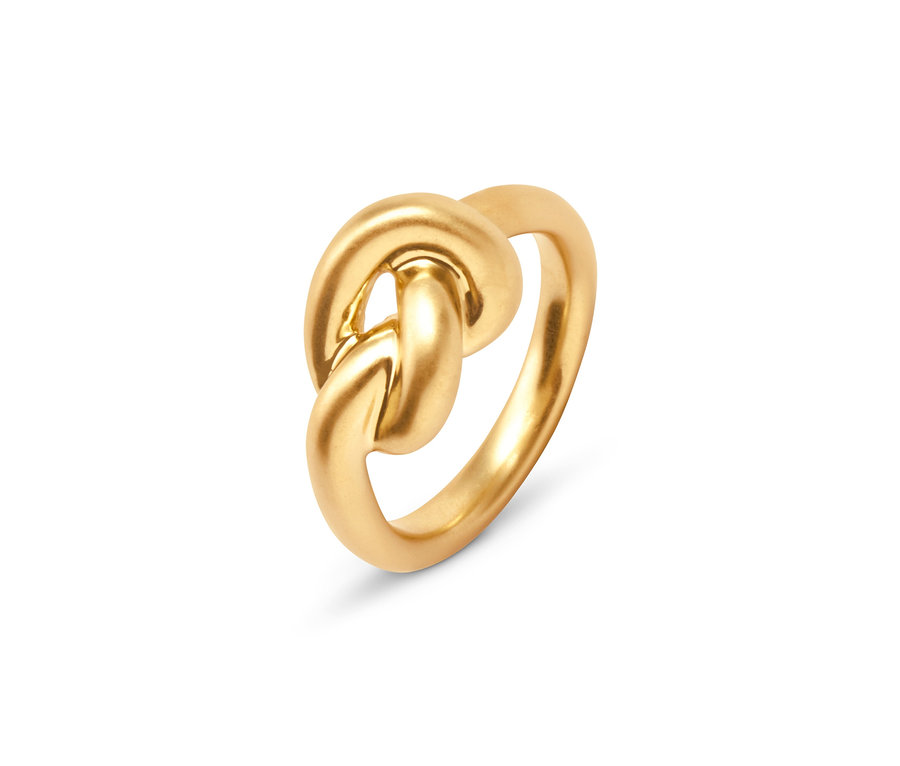 Detailansicht eines goldenen Rings »Knot«.