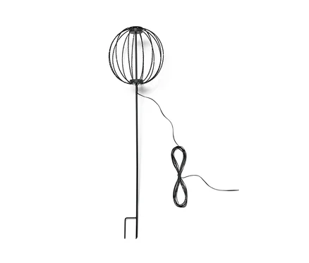 Ein schwarzer LED-Gartenstecker »Kugel« auf weißem Hintergrund.