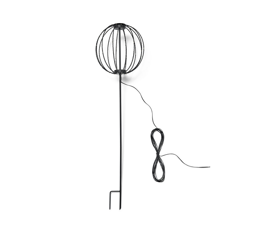 Ein schwarzer LED-Gartenstecker »Kugel« auf weißem Hintergrund.