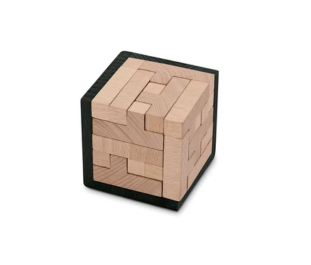 Nahaufnahme eines IQ-Puzzlewürfels mit Holzstruktur in einem schwarzen Rahmen.