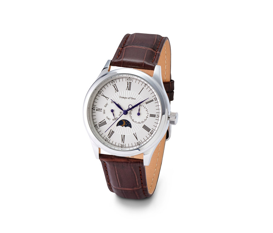 Detailansicht einer Herrenuhr mit Tag- und Nacht-Anzeige und braunem Lederarmband.