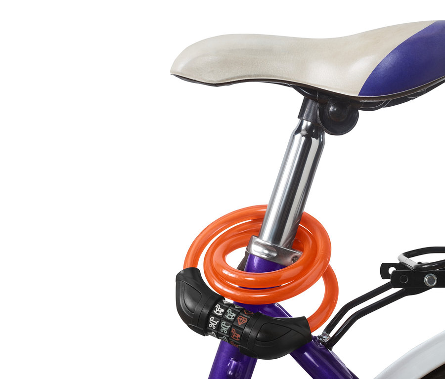Ein oranges Kinder-Fahrradschloss ist um die Sattelstütze eines lila Fahrrads gewickelt.