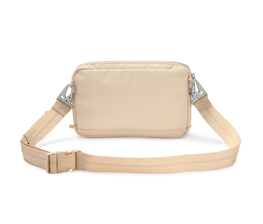 Eine beige Sicherheits-Gürtel- und Umhängetasche liegt auf einem weißen Hintergrund.