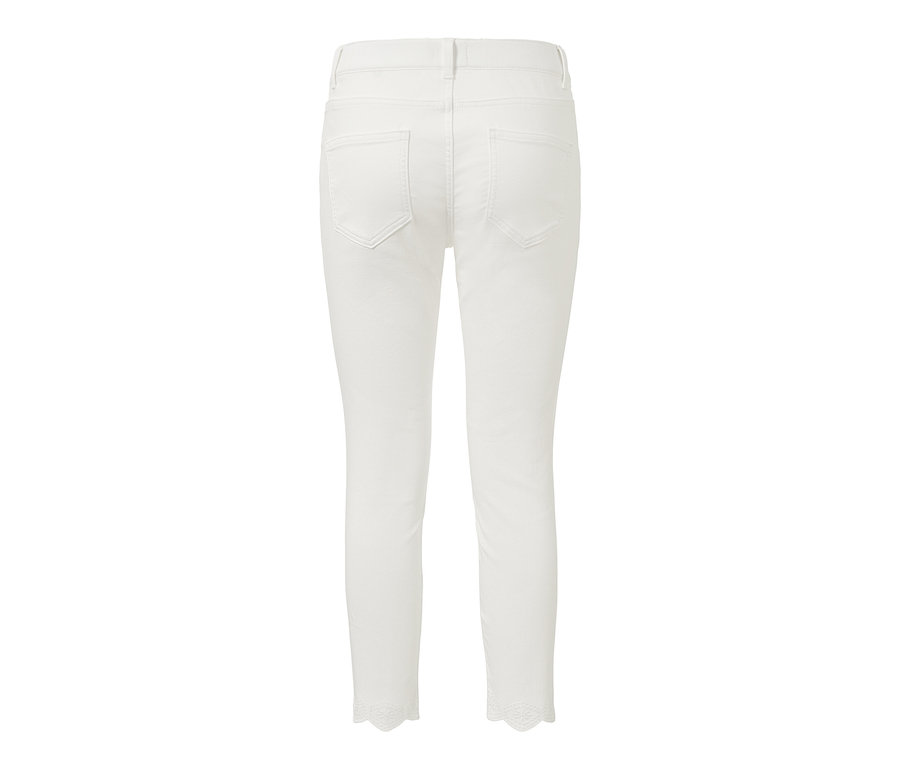 Rückansicht einer weißen 7/8-Treggings mit Lochstickerei.