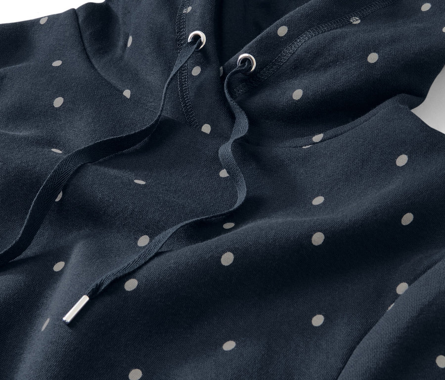 Detailansicht eines marineblauen Loungewear-Kleids mit Kapuze und weißen Punkten.
