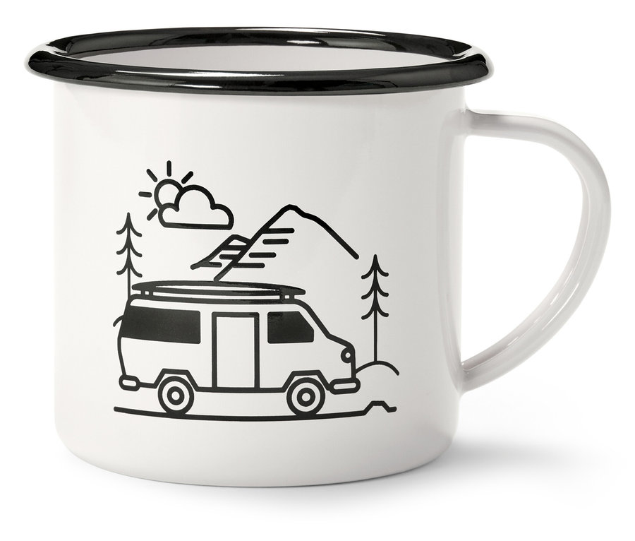 Weißer Emaille-Kaffeebecher mit schwarzem Rand und Henkel, verziert mit einer schwarzen Strichzeichnung eines Wohnmobils, Bergen, Bäumen, einer Wolke und einer Sonne.