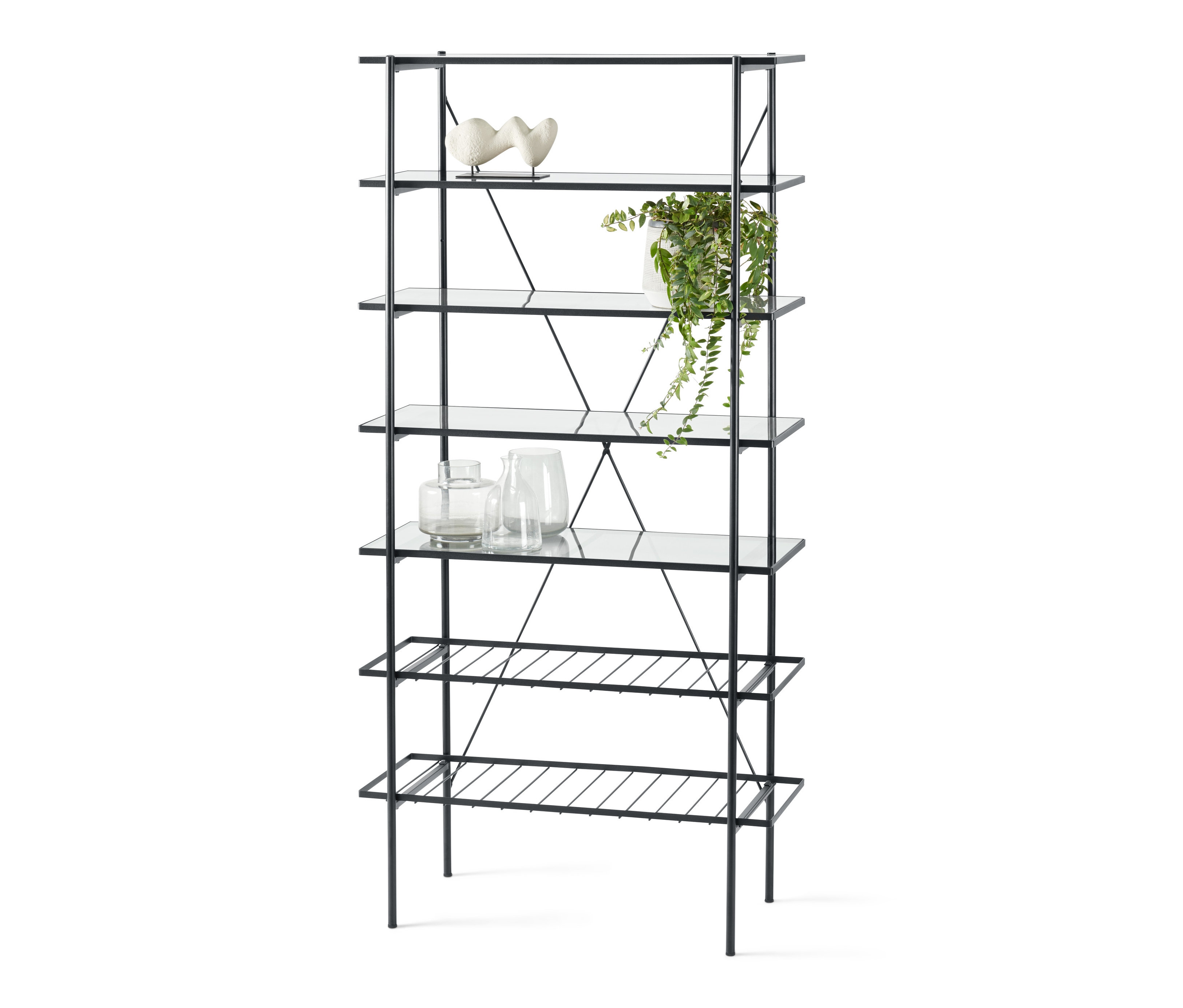 Schwarzes Metallregal mit Glasböden und Dekorationen.