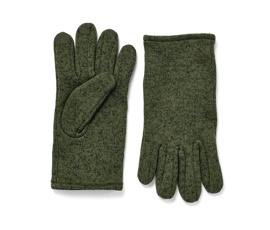 Zwei khaki Strickfleece-Handschuhe, einer mit der Handfläche nach oben liegend, der andere daneben.
