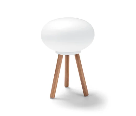Weiße LED-Akku-Tischleuchte mit Beinen aus Massivholz.