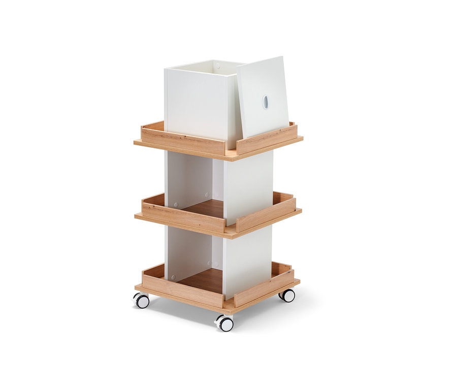 Ein dreistöckiger Regalturm mit Stauraum und Rollen.