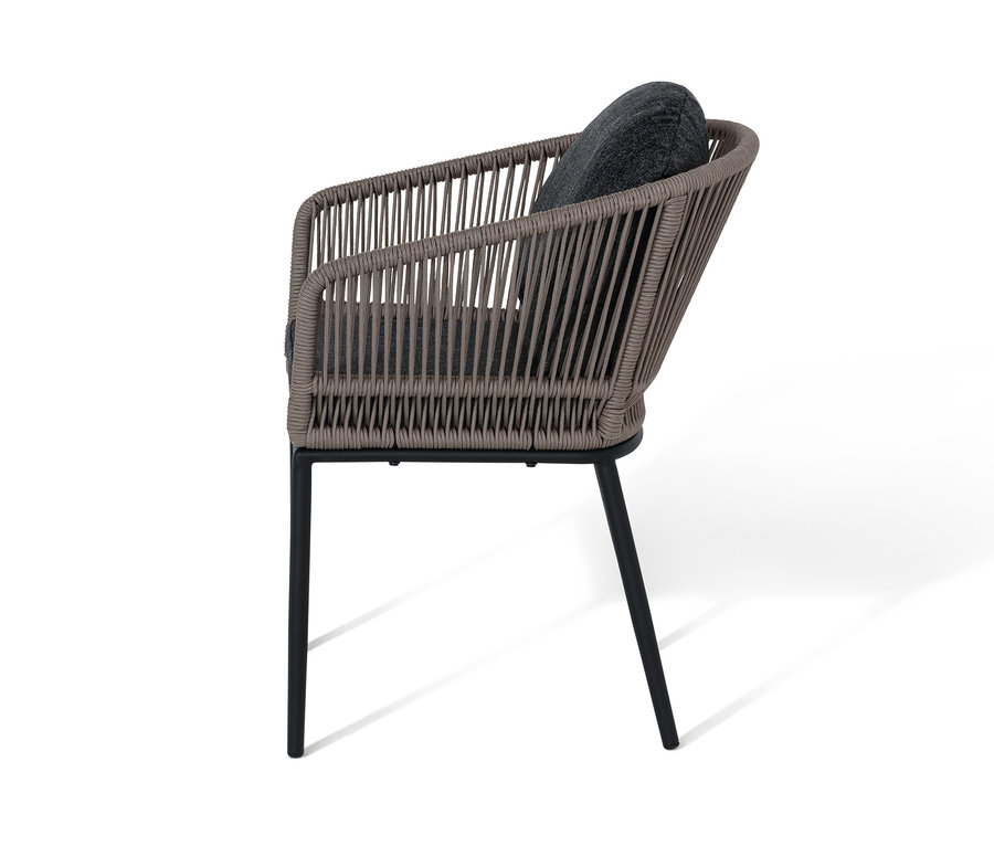 Detailansicht eines Dining-Sessels mit Textilgeflecht und grauem Kissen.