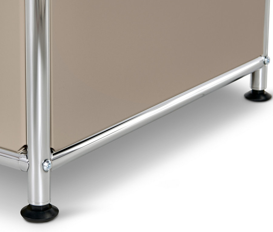 Detailansicht eines taupefarbenen Sideboards Metall »CN3« mit 2 Klappen und Glasböden.