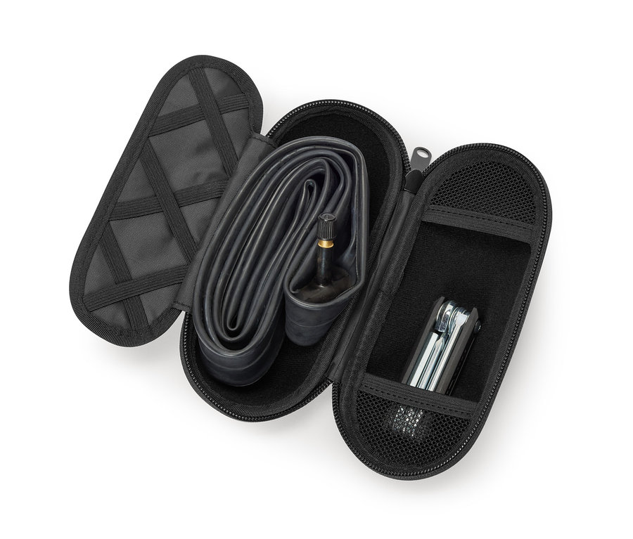 Offene schwarze Box für Flaschenhalterung mit Schlauch und Werkzeug drin.