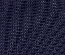 Detailaufnahme eines dunkelblauen Piqué-Jerseyshirts.