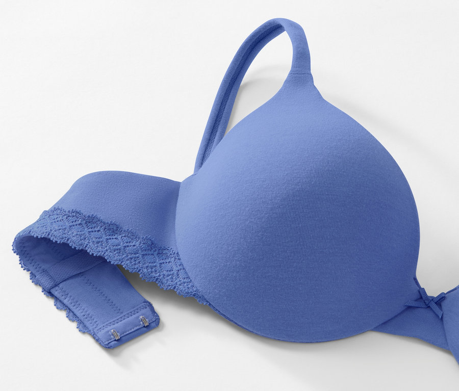 Blauer T-Shirt-BH liegt auf einem weißen Hintergrund.