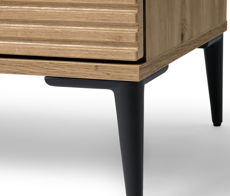 Detailansicht eines »REET« Sideboards mit Lamellenoptik und schwarzen Füßen.