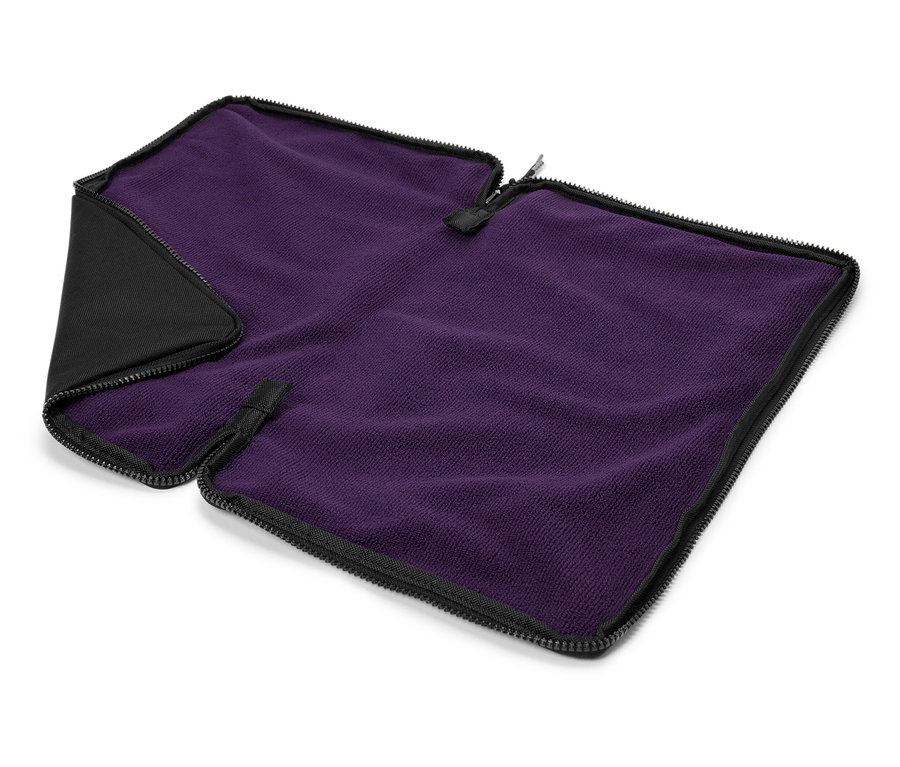 Eine lila Decke mit schwarzem Rand und Reißverschluss.
