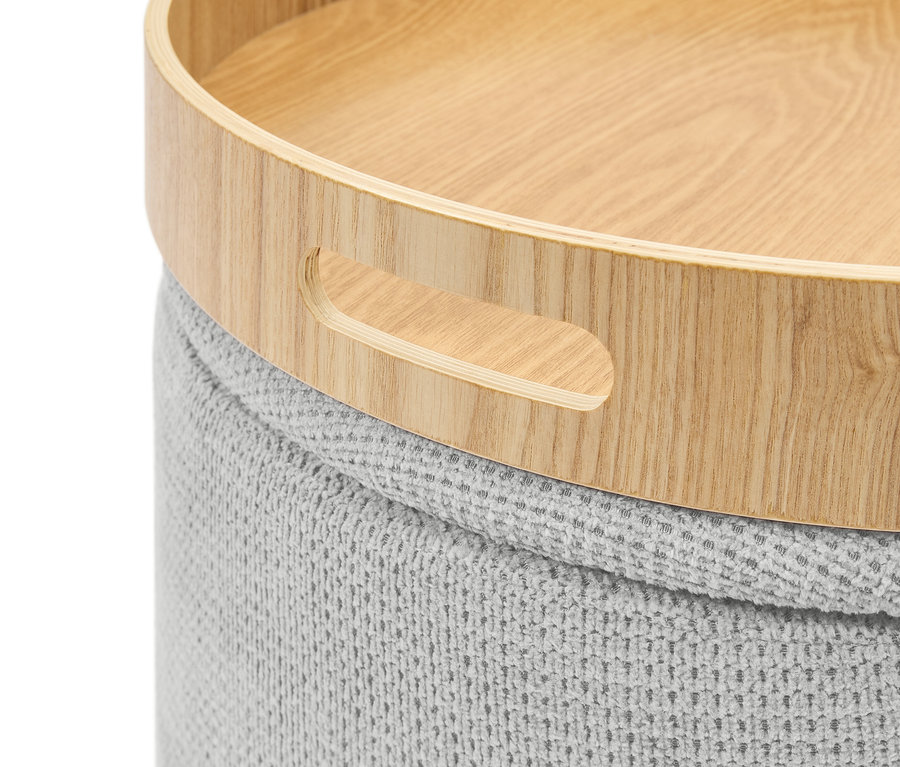Detailaufnahme eines gestrickten grauen Hockers mit einem Holztablett mit Griffen.