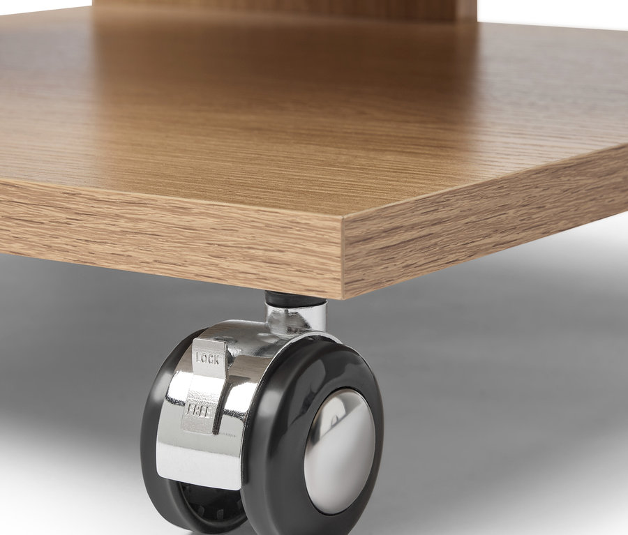 Detailansicht eines Couchtisches in Holzoptik auf Rollen.