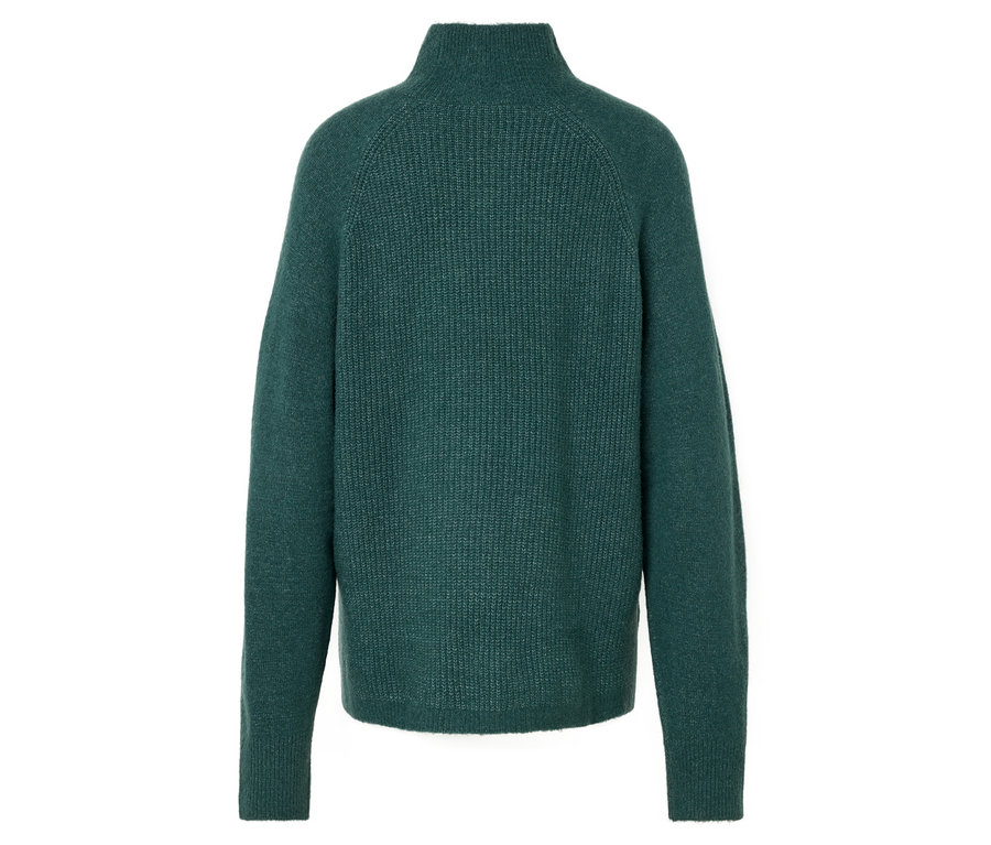 Rückansicht eines grünen Strickpullovers mit hohem Kragen.