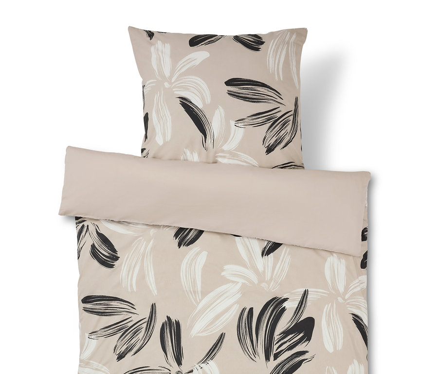 Bettwäsche mit Blumenmuster in Beige.