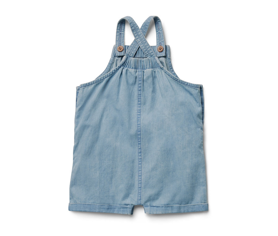 Eine Kinder Chambray-Latzhose auf einem weißen Hintergrund.