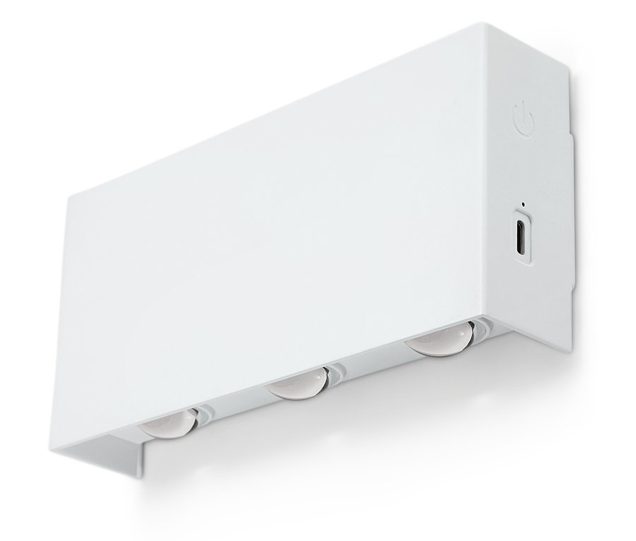 Weiße Wandleuchte mit drei Lichtern.