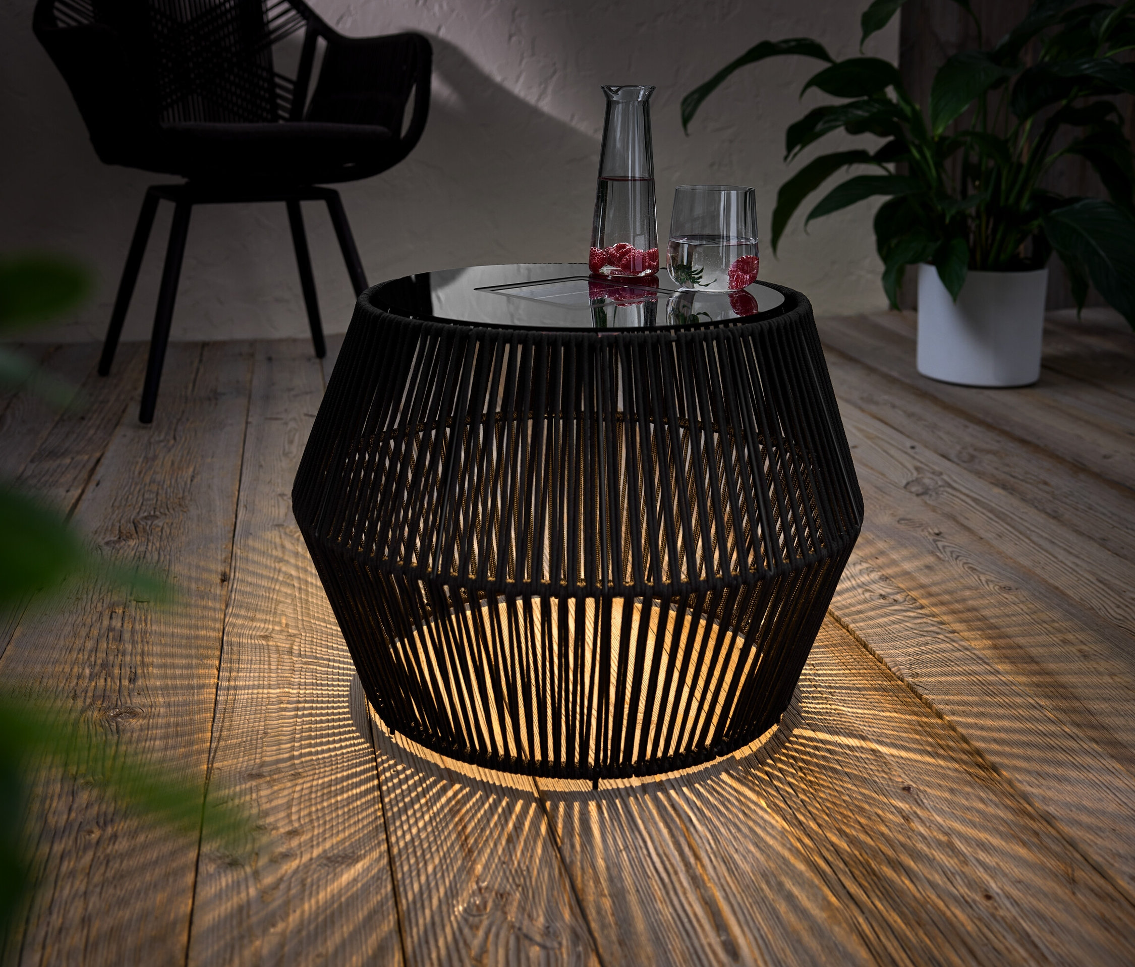 Ein Solar-Beistelltisch mit Textilband steht auf einem Holzboden und wirft Licht.