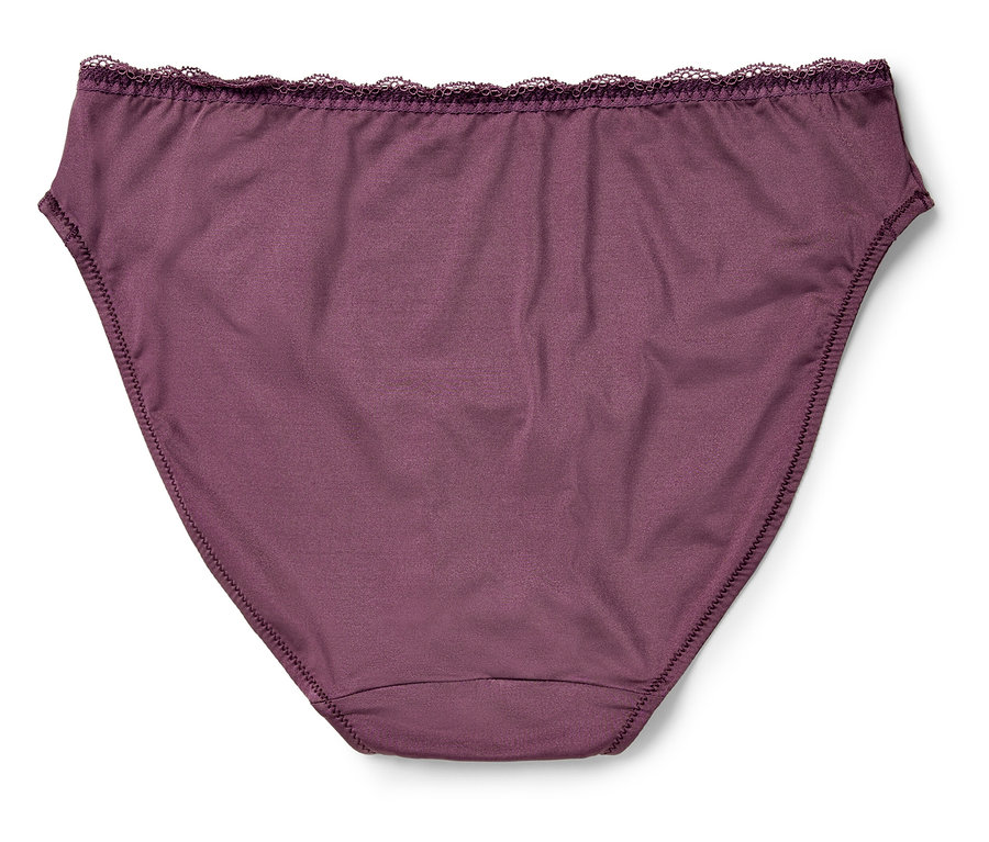 Eine violette Unterhose mit Spitze liegt auf einem weißen Hintergrund.