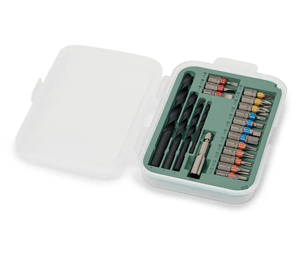 Ein Set für Schraub- und Bohrmaschine in einer offenen Box.