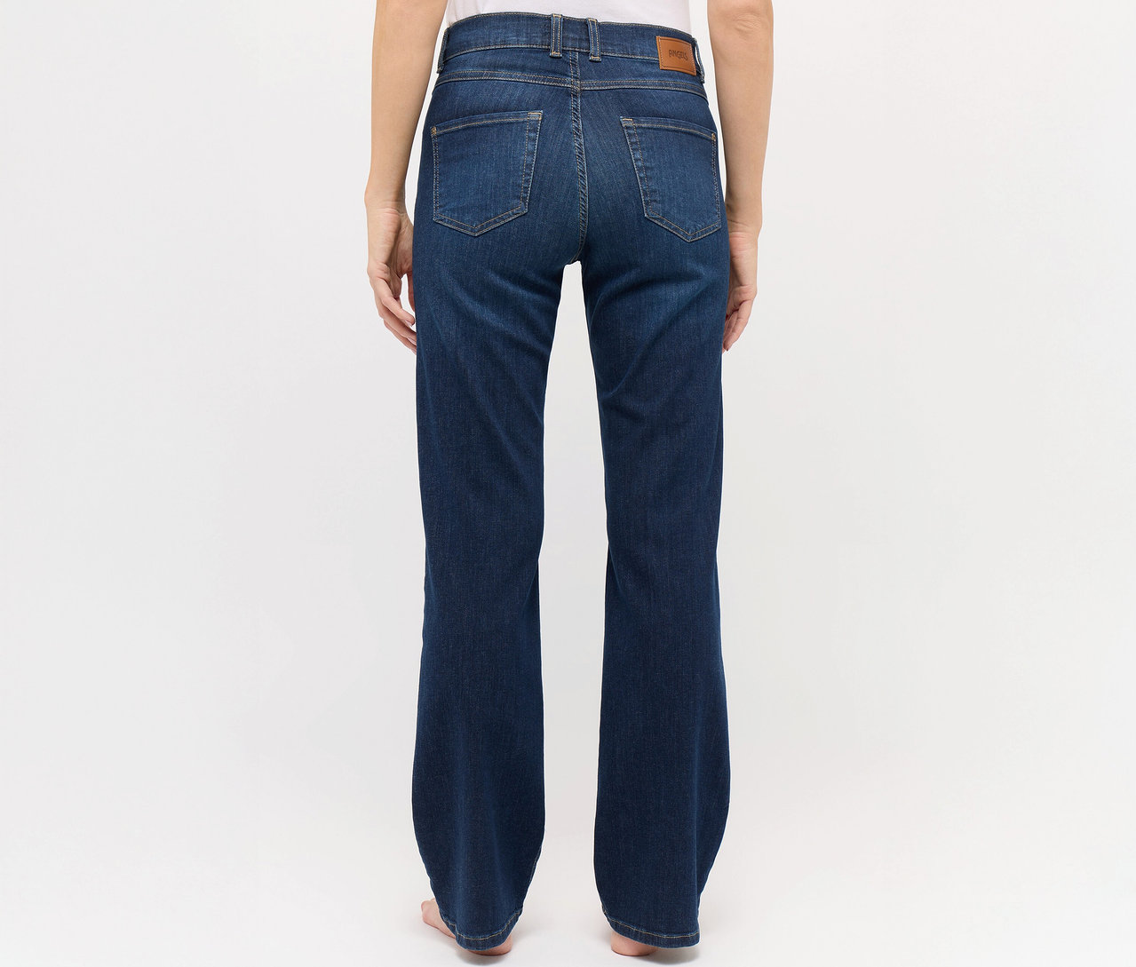 Rückansicht einer Frau in dunkelblauen Angels Jeans »Lara« Straight Fit.