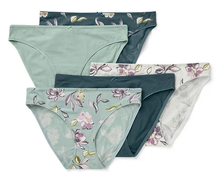 Sechs Damen Slips in verschiedenen Farben und Mustern liegen übereinander.