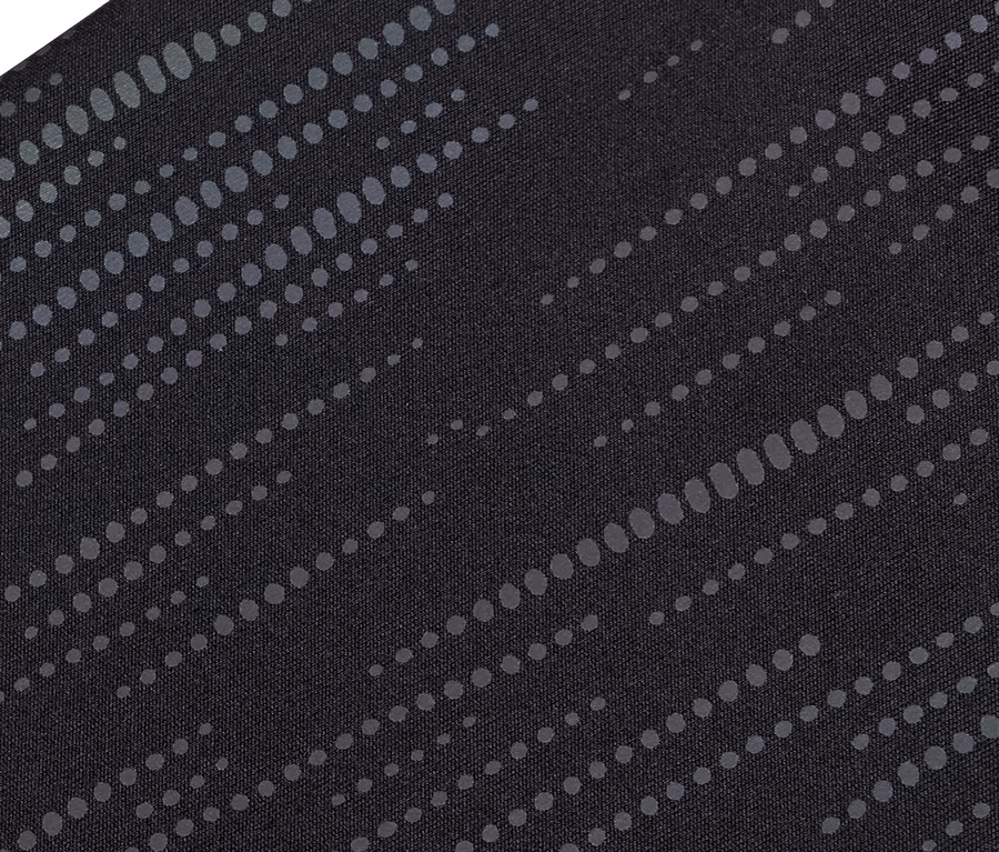 Detailaufnahme eines schwarzen Stoffes mit diagonalen Streifen grauer Punkte.