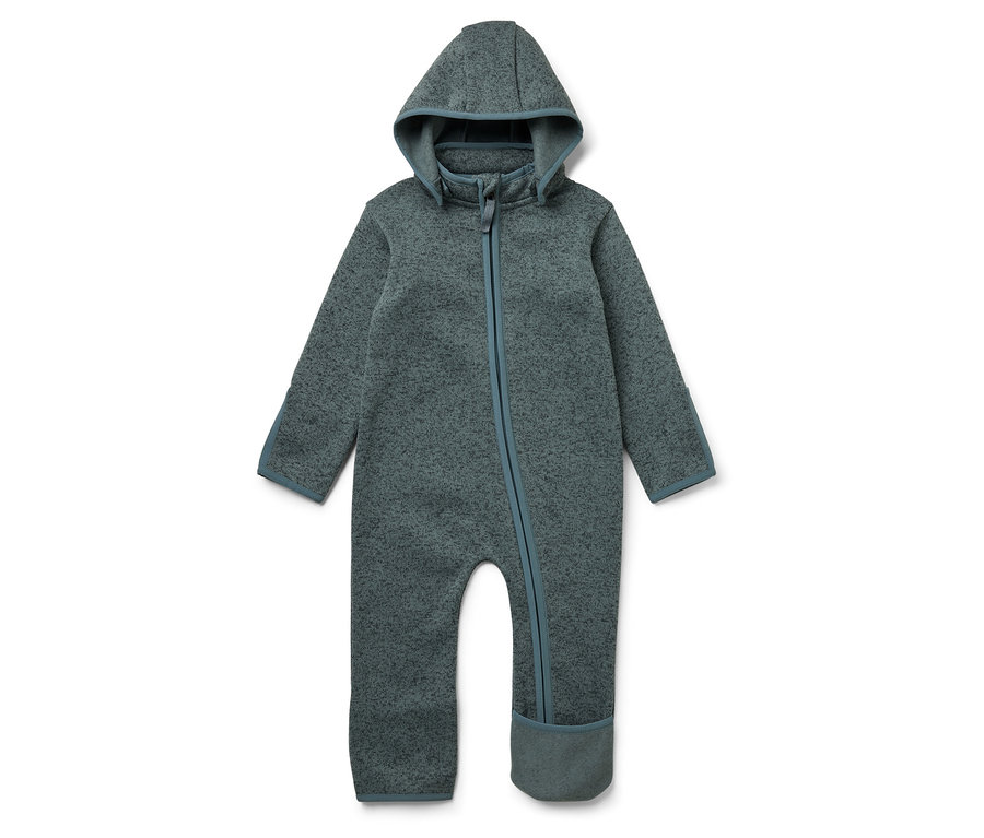 Ein blauer Baby-Overall mit Kapuze und Reißverschluss.