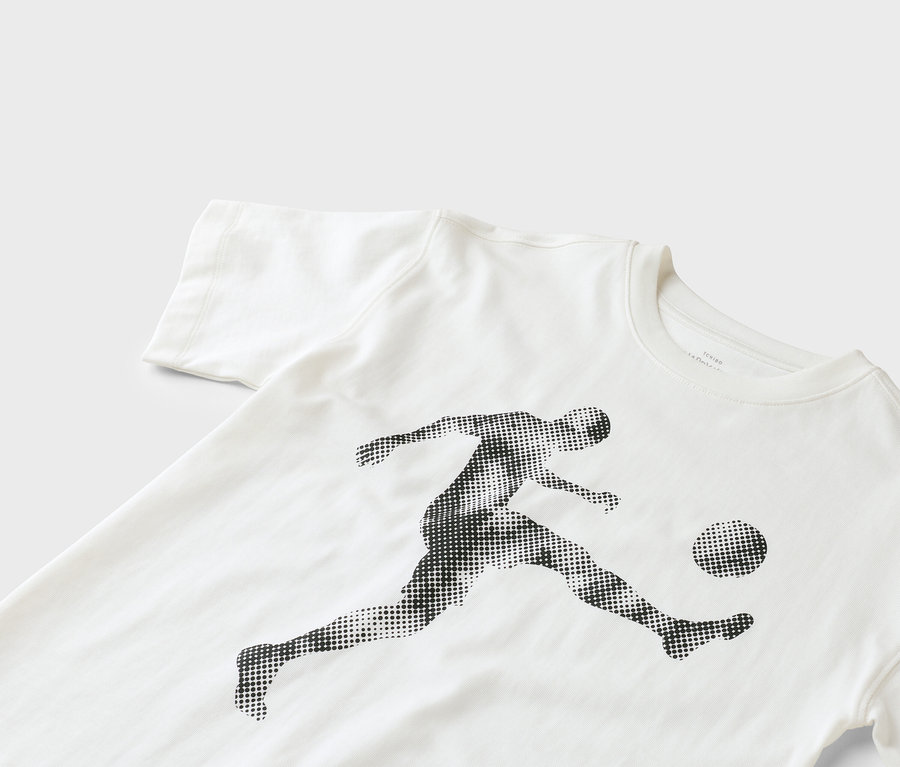 Ein weißes T-Shirt mit dem Aufdruck eines Fußballspielers, der einen Ball tritt.