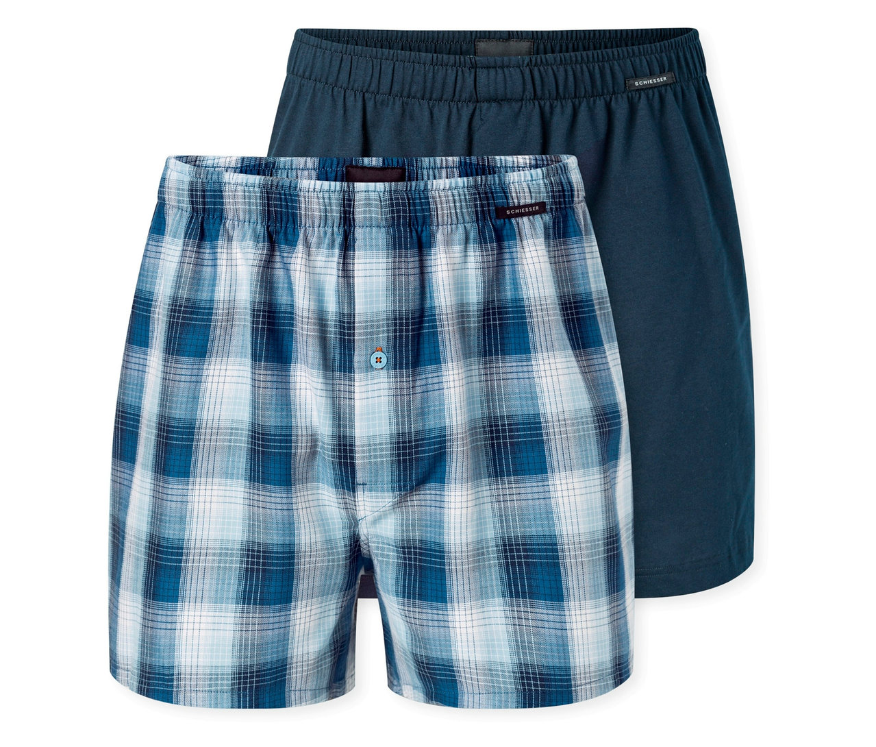 Zwei SCHIESSER Web-Boxer. Einer ist blau-weiß kariert mit Knopf, der andere ist einfarbig dunkelblau.
