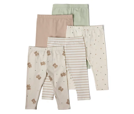 Fünf Baby Leggings in Grün, Beige, mit Bären, Streifen und Herzchen Muster liegen übereinander.
